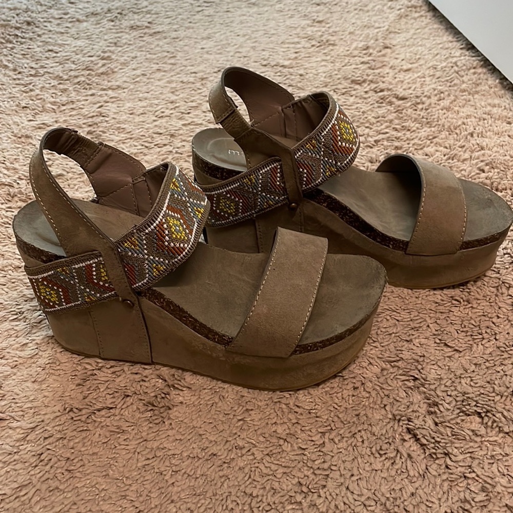 Platform sandal size 7